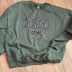 New Lg Green Crewneck Sweater Camo Mama